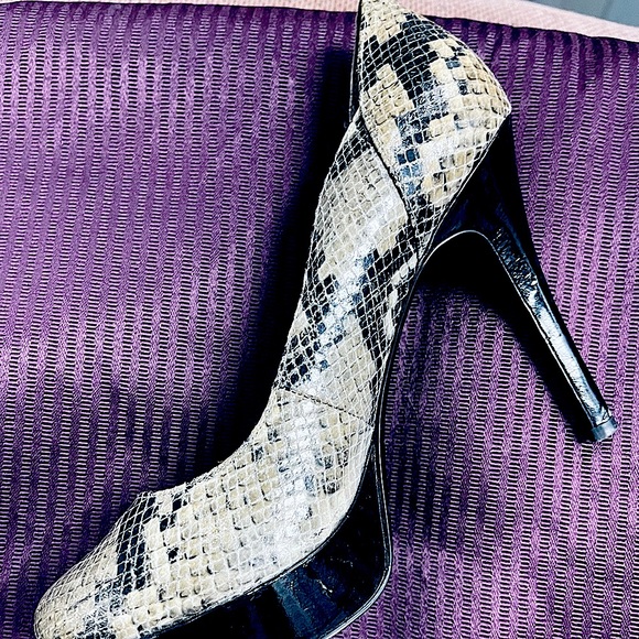 ➡️ !BOGO! ⬅️ GUESS Snake Skin Platform Pumps/ Used - Picture 6 of 15